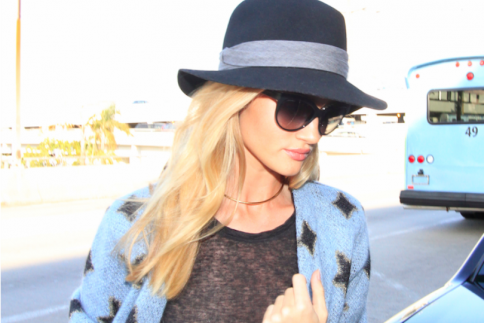 Leave your hat on όπως η Rosie Huntington-Whiteley