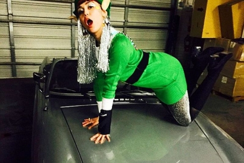 Στο πνεύμα των (δικών της) Χριστουγέννων η Miley Cyrus! Τι έκανε πάλι η νεαρή star;