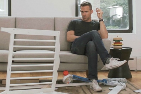 Challenge accepted! Ο Ryan Reynolds μπορεί να μοντάρει μια κούνια του ΙΚΕΑ; 