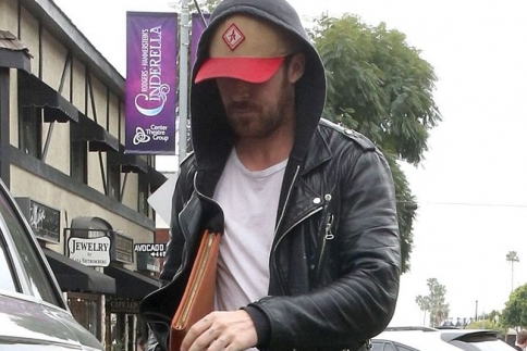 Ryan Gosling: Ο πιο sexy μπαμπάς έκανε tattoo την κόρη του!