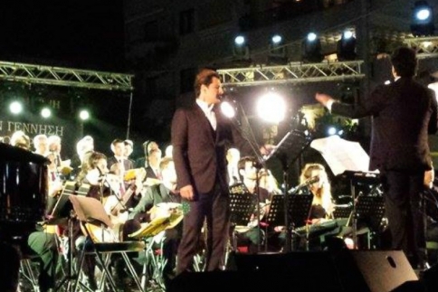Σάκης Ρουβάς: Καταχειροκροτήθηκε για τη στομφώδη ερμηνεία του Άξιον Εστί!