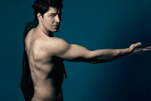 O Ρουβάς ψωνίζει κάστανα: Γιατί οι Έλληνες celeb είναι παιδιά του λαού