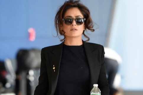 Salma Hayek: Το σικάτο της look στο αεροδρόμιο JFK
