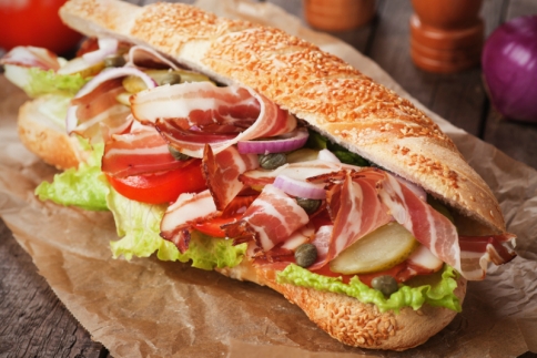 Street Food: Όλα τα μέρη στην Αθήνα με το πιο γκουρμέ φαγητό του δρόμου 