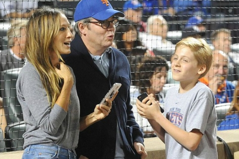 Selfie time! Η Sarah Jessica Parker ποζάρει ανέμελα με τον άντρα της σε αγώνα baseball