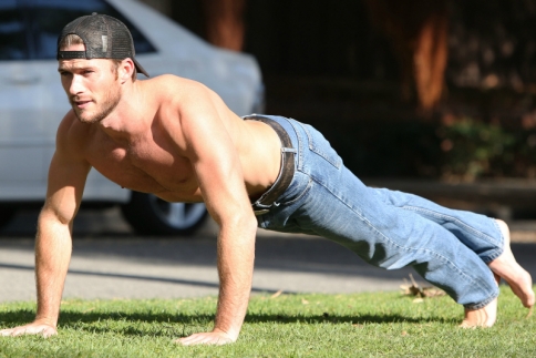 Scott Eastwood: Τον έχεις δει να γυμνάζεται; Δεν ξέρεις τι χάνεις