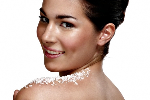 Φτιάξε το δικό σου body scrub μόνη στο σπίτι