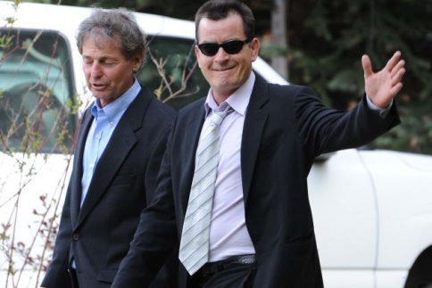Στην αντεπίθεση ο Charlie Sheen! Tι απαντά για την βιαιοπραγία κατά αναισθησιολόγου; - Κεντρική Εικόνα