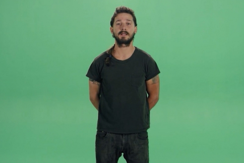 Shia LaBeouf τι φωνάζεις! Έχεις δει πιο αλλόκοτο βίντεο; 