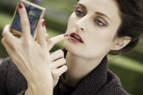 Lipgloss ή κραγιόν: ποιο είναι καλύτερο τελικά