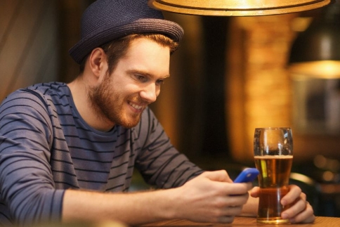 Τελικά αν χρησιμοποιείς Tinder θεωρείται απιστία;