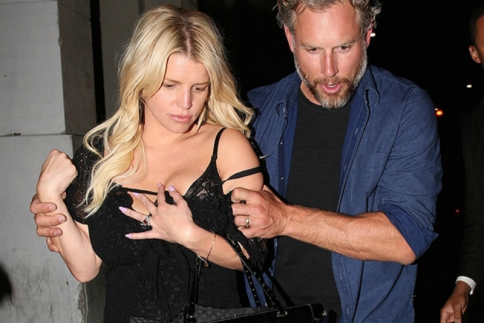 Jessica Simpson: Ήπιε κι έγινε ντίρλα! (Photos)