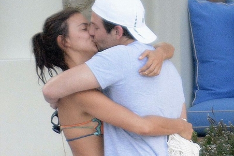 Irina Shayk – Bradley Cooper: Καυτά φιλιά στο Capri