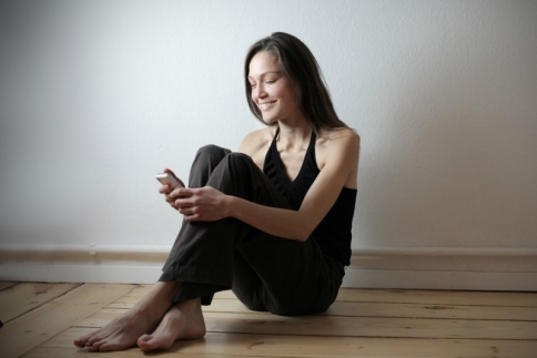 Καλημέρα μωρό μου... 15 SMS για να της στείλεις και να της φτιάξεις τη μέρα (Και η ελληνική version των μηνυμάτων...)