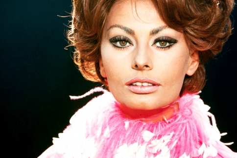 Sophia Loren: Κλείνει τα 84 και θυμόμαστε το εντυπωσιακό και θηλυκό στιλ της