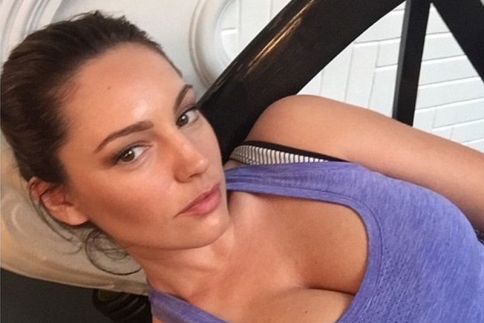 H Κelly Brook ίδρωσε και τράβηξε... selfie