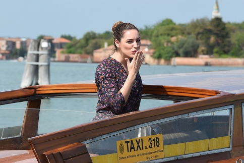 Kelly Brook: Στέλνει τα φιλιά της από το θαλάσσιο ταξί της Βενετίας