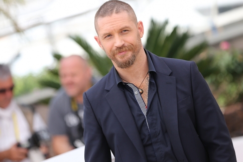 Tom Hardy σου άνοιξε το πουκάμισο!  