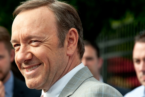 Έχεις ακούσει τον Kevin Spacey να τραγουδάει;