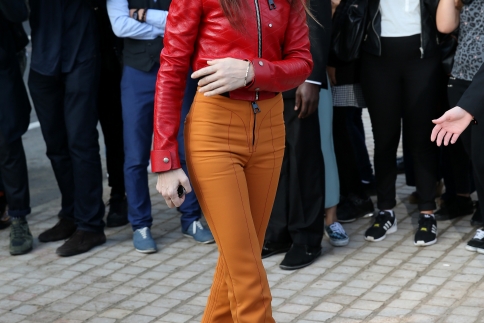 H Charlotte Gainsbourg μας δείχνει πώς μπορείς να χαλάσεις το πιο τέλειο σύνολο με το λάθος παπούτσι - Κεντρική Εικόνα