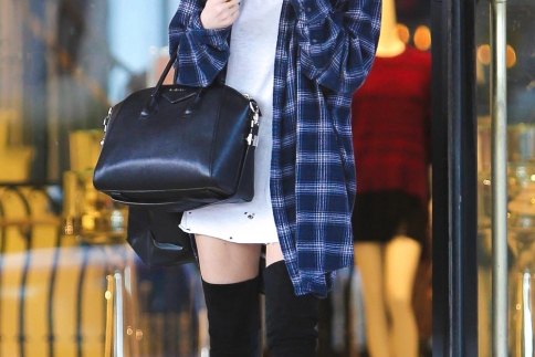 H Kylie Jenner μας δείχνει πώς να φορέσουμε μπότες μέχρι το γόνατο στην καθημερινή μας βόλτα