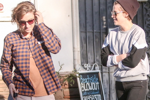 Η Kristen Stewart κάνει βόλτα με τη φημολογούμενη λεσβιακή της σχέση
