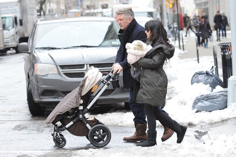 Alec Baldwin: Βόλτα με την έγκυο γυναίκα του 