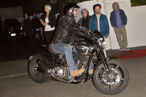 Keanu Reeves αλά Βαρουφάκης: Πάνω στη μηχανή των 100.000 δολαρίων 