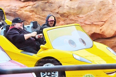 Ryan Gosling: Διασκεδάζει στην Disneyland με τον Guillermo del Toro