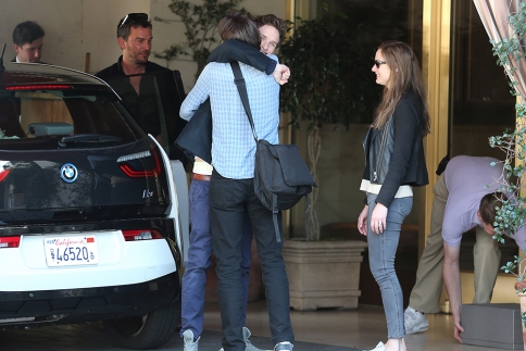 Eddie Redmayne: Αποχαιρέτησε φίλους φεύγοντας από το Λος Άντζελες