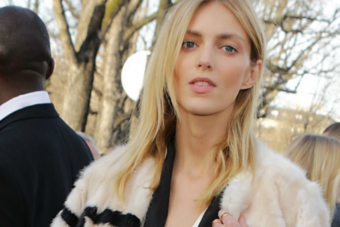 Matt All The Way: Το nude μακιγιάζ της Anja Rubik που πρέπει να δοκιμάσεις