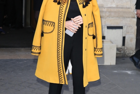 Η Miroslava Duma και το κίτρινο παλτό της