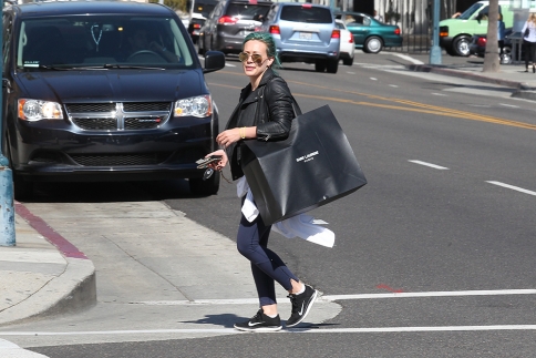 Hilary Duff: Τα μαλλιά της τελικά είναι μπλε ή πράσινα; 