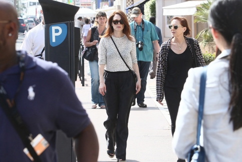 Julianne Moore: Κατέφτασε πρώτη στις Κάννες 