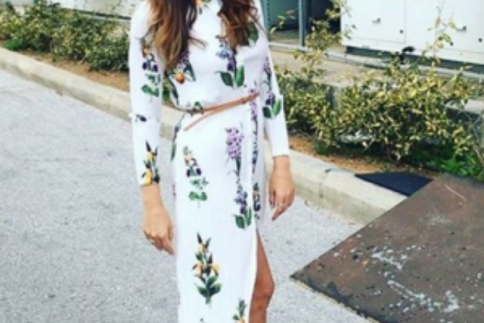 Street style : Υποδέξου την άνοιξη με ένα floral φόρεμα σαν την Σταματίνα Τσιμτσιλή