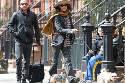Steven Tyler: Η εκκεντρική του βόλτα με τα σκυλάκια του