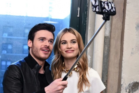 Kαι όμως το selfie stick σώζει ζωές (κυριολεκτικά)