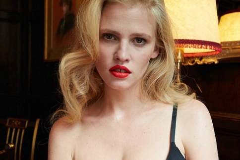 Η Lara Stone ποζάρει topless και αποκαλύπτει το σώμα της μετά τη γέννα σε αρετουσάριστες φωτογραφίες