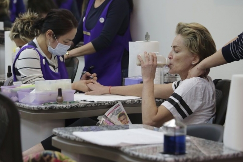 Sharon Stone: Μανικιούρ, πεντικιούρ και… περιοδικά!