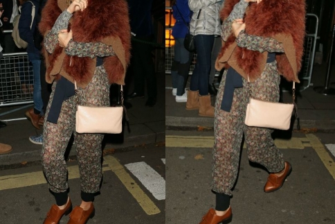 Hot or Not : Ποια διάσημo μοντέλο φόρεσε floral ολόσωμη φόρμα με γούνα;