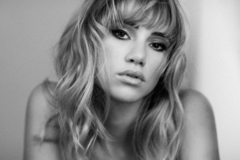Suki Waterhouse: Το κορίτσι του Bradley Cooper σε sexy φωτογράφιση