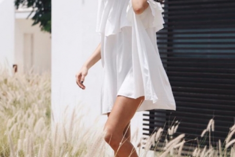 Street style: Η Sylvia Haghjoo δοκιμάζει total white look 