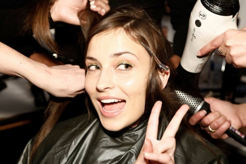 New York Fashion Week: Τα καλύτερα beauty backstage από τις πρώτες πασαρέλες 
