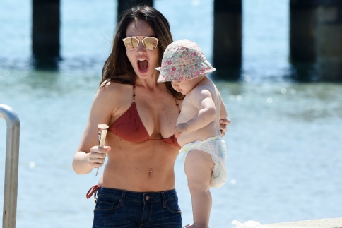 Tamara Ecclestone: Μια καλλονή μαμά για μπάνιο με την κόρη της