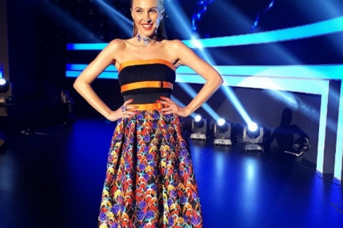 Xfactor: H Τάμτα στον ημιτελικό επιλέγει εμπριμέ maxi φόρεμα (εσύ;)