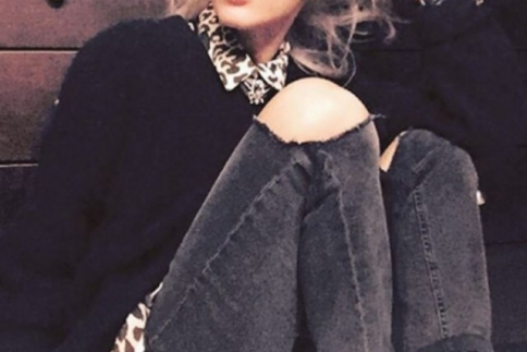 Street style : H Τάμτα μέσα στις γιορτές δοκιμάζει το πιο cozy και comfy look