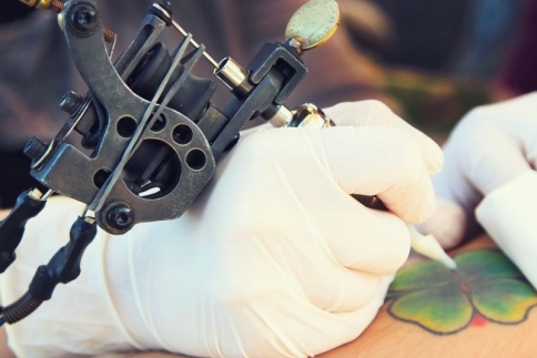 Τattoo roulette: Εσύ τολμάς να επιλέξεις στην τύχη τι tattoo θα κάνεις;