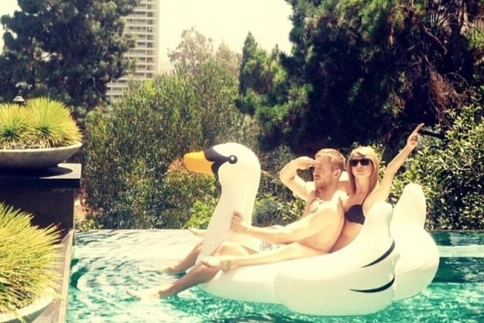 Taylor Swift: Ζει τον έρωτα της με τον Calvin Harris πάνω σε… παπάκι!