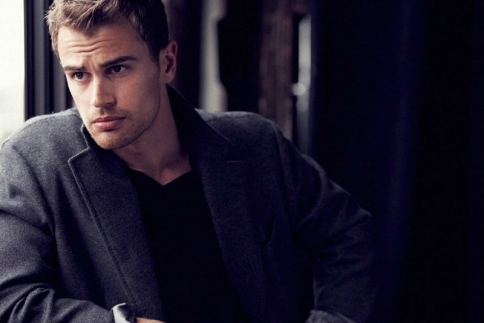 Theo James: Ο sexy Έλληνας που έχει κατακτήσει το Hollywood