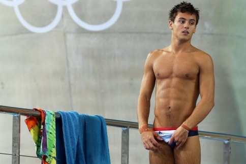 Tom Daley : Ο sexy Ολυμπιονίκης των καταδύσεων αρραβωνιάστηκε τον σύντροφό του